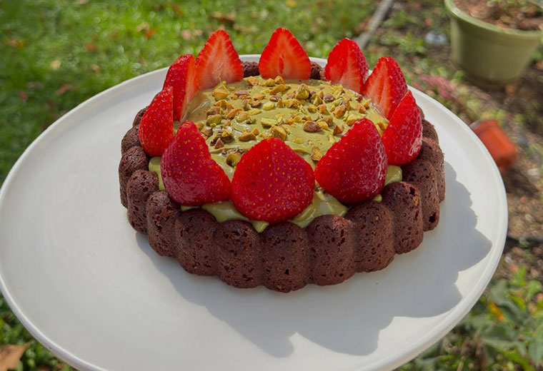 Chocolate-cake-filled-with-pistachio-cream-and-strawberry