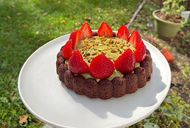 Chocolate-cake-filled-with-pistachio-cream