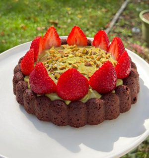 Chocolate-cake-filled-with-pistachio-cream