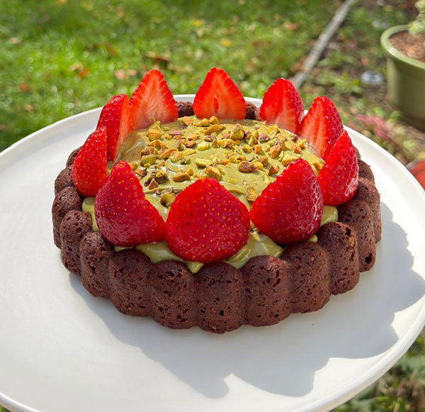Chocolate-cake-filled-with-pistachio-cream