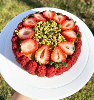 Strawberry cake filled with pistachio cream