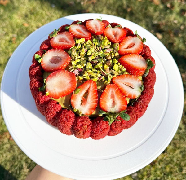 Strawberry cake filled with pistachio cream